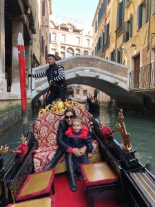 mae e filho em gôndola de Veneza