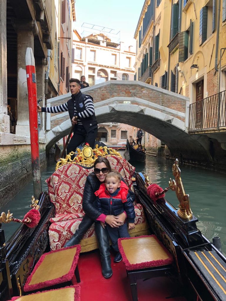 mae e filho em gôndola de Veneza