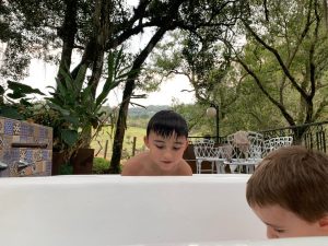 criancas na banheira