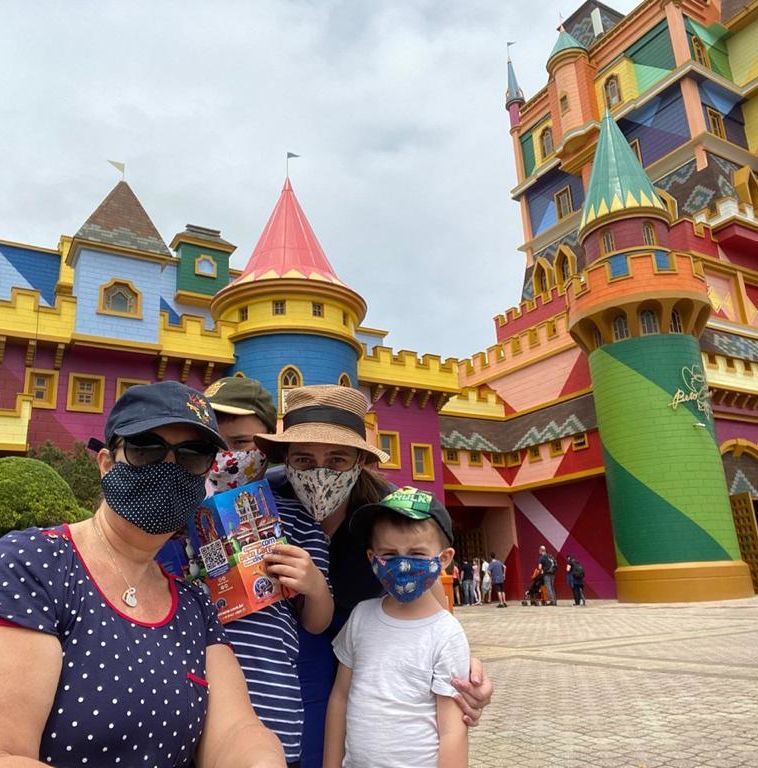 Familia de mascaras em frente ao castelo do Beto Carrero