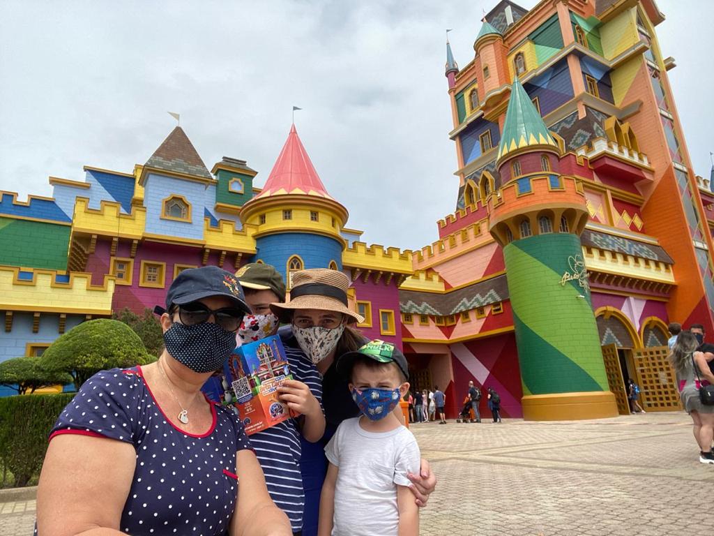 Familia de mascaras em frente ao castelo do Beto Carrero