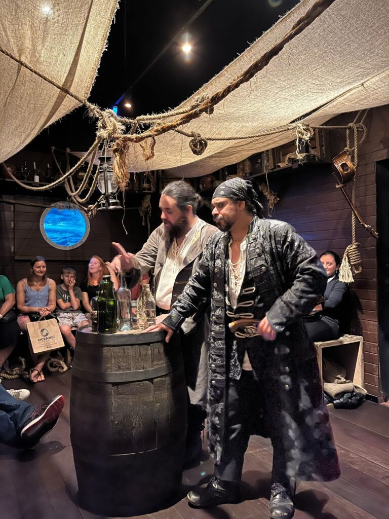 dois homens vestidos de pirata encenando teatro