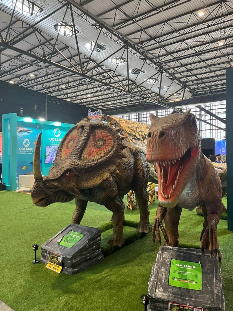 Duas réplicas de dinossauros em centro de exposições