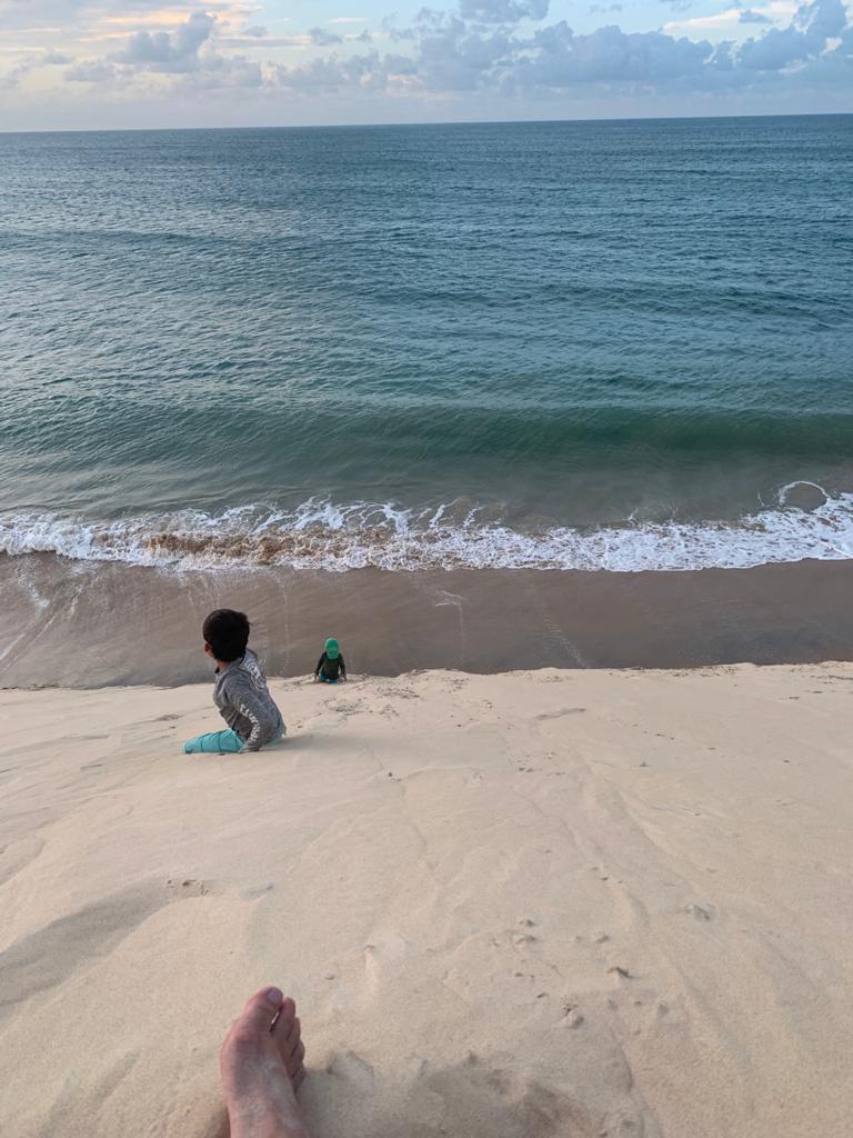 duna e mar no fundo