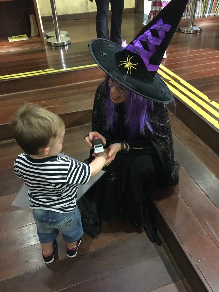 Bruxa de histórias com criança