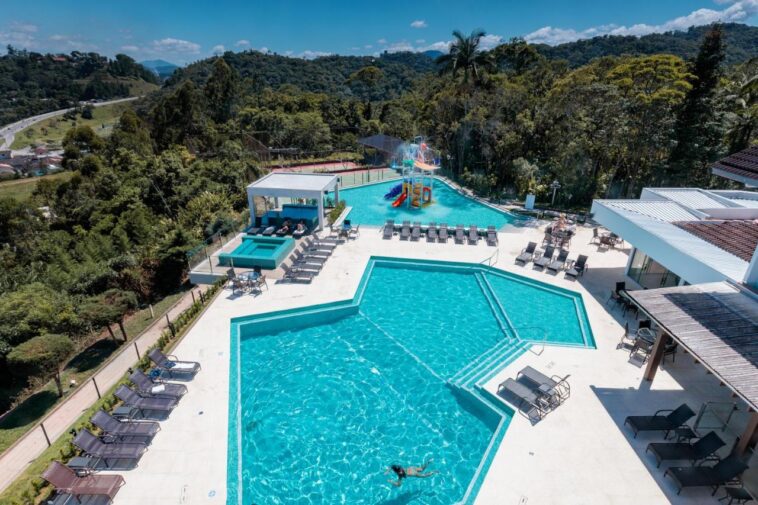 Imagem aérea de piscina em 3 níveis, parque aquático infantil e jaccuzis