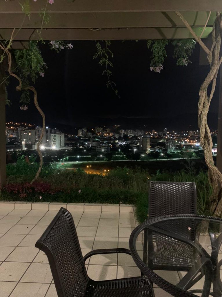 vista noturna de Brusque do alto do Hotel Monthez