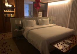 cama de hotel em quarto de casal com balões de decoração