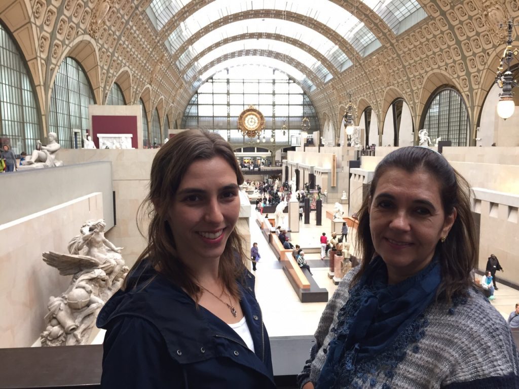 mãe e filha adultas no museu com teto alto em arco