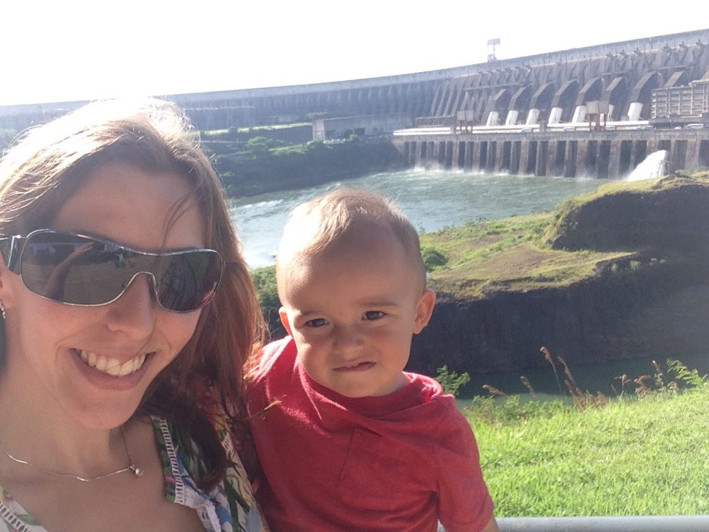 mãe e bebe em frente a barragem