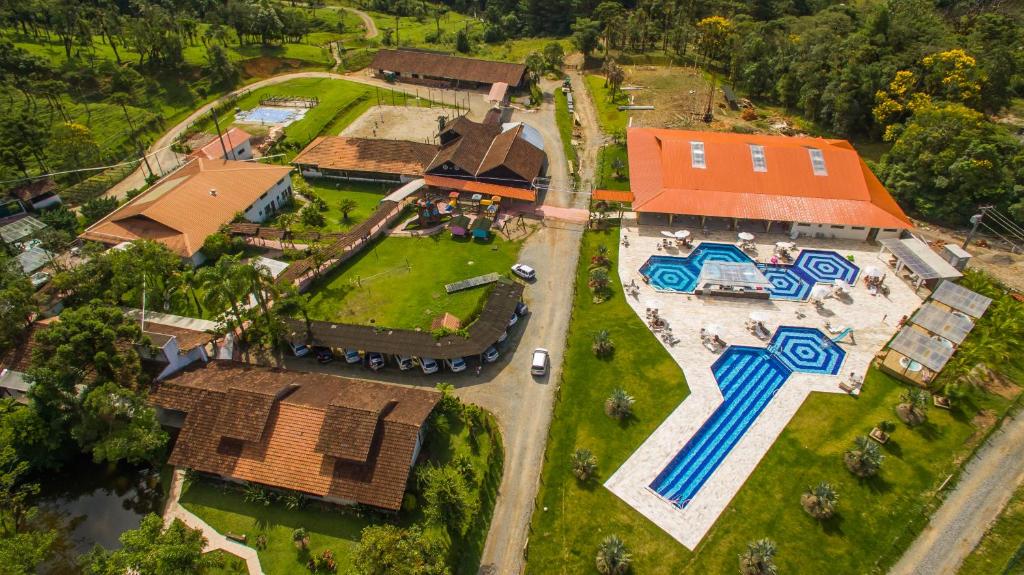 Vista aérea de hotel e suas piscinas