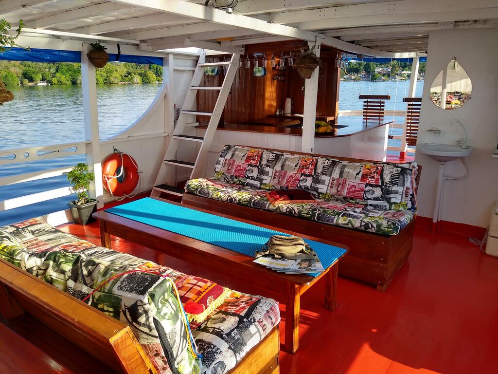 Sala de estar com sofá de barco com hospedagem