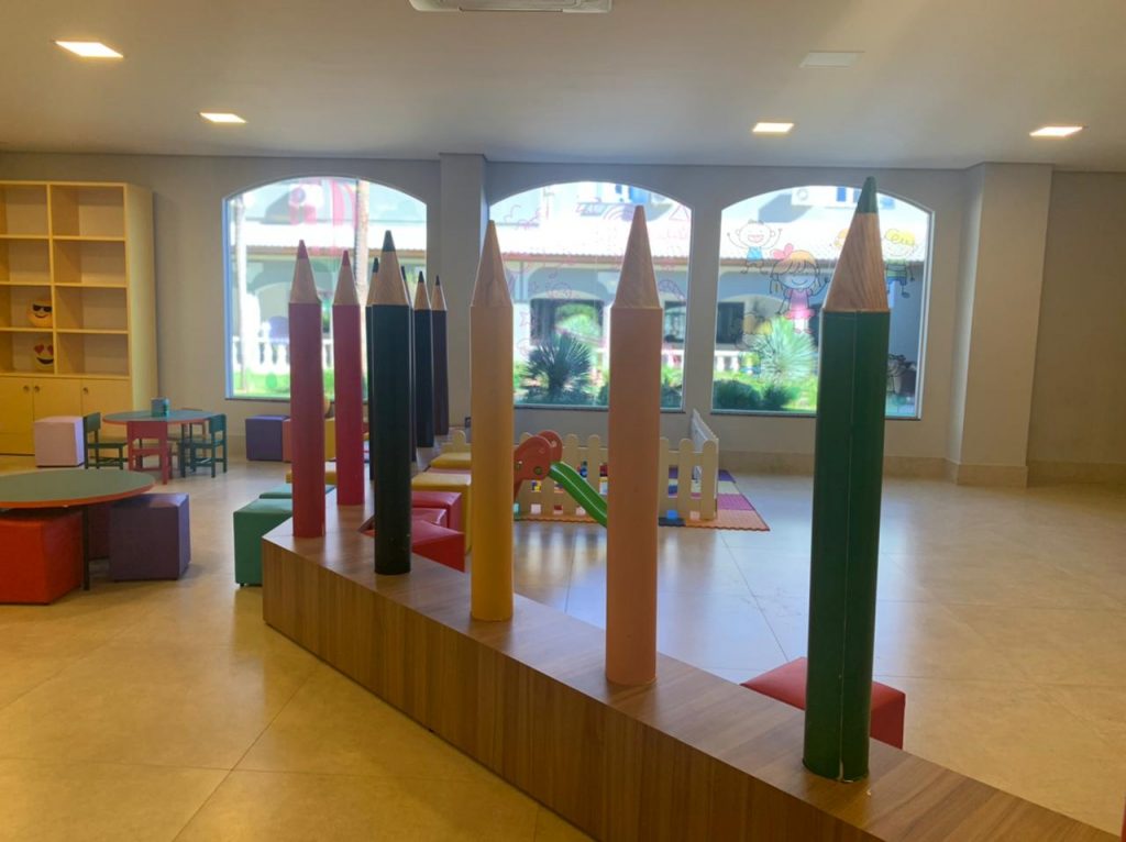 Espaço kids com decoração com lápis gigantes e cores