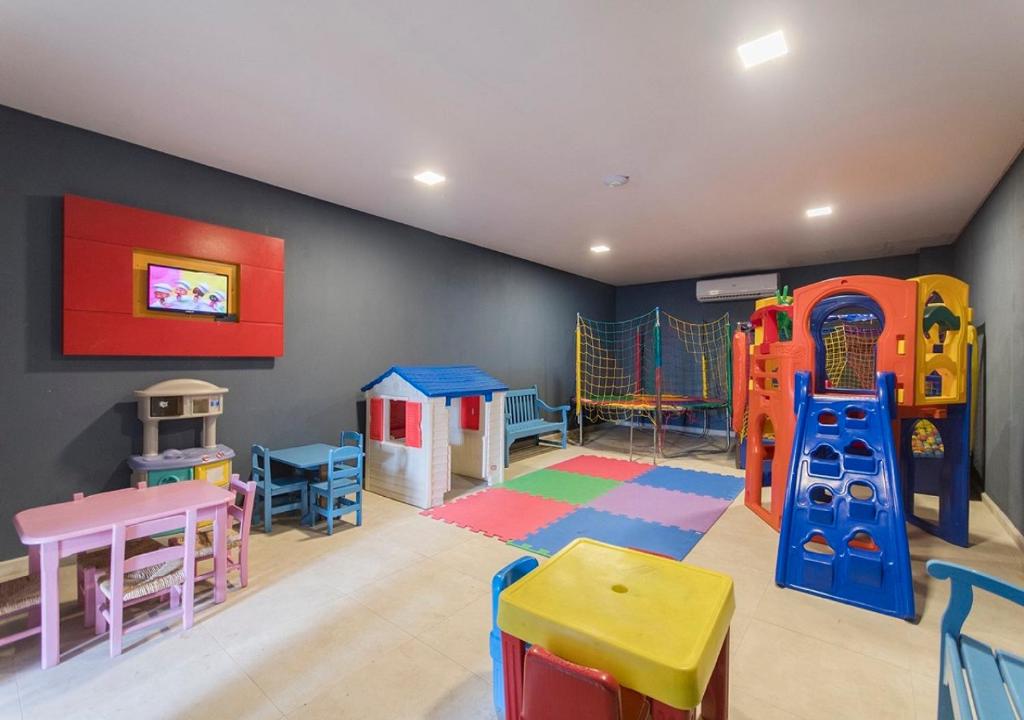 espaço kids com brinquedao e tapete colorido