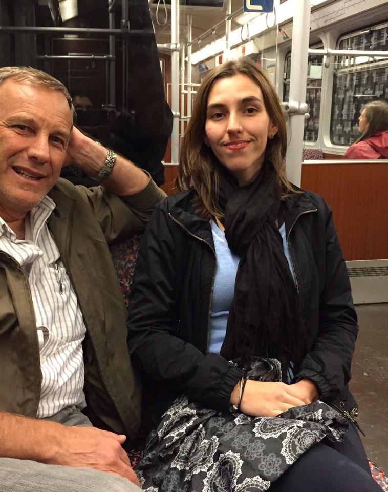 pai e filha adulta no metrô