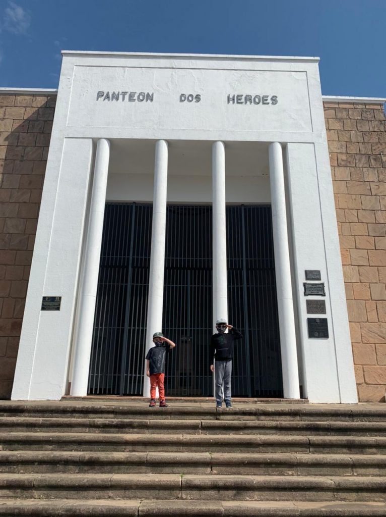 Dois meninos em continenência em frente a prédio do Panteon