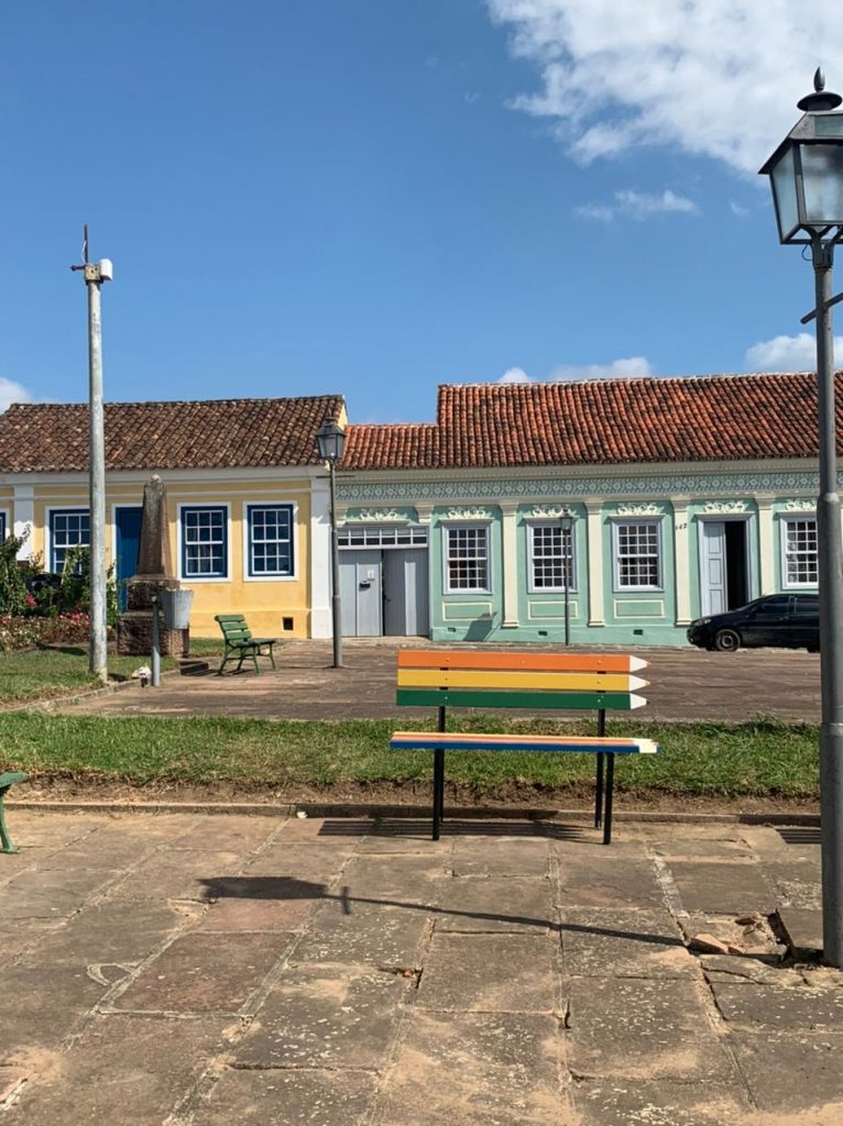 Centro histórico e banco de praça infantil