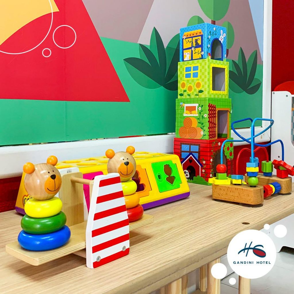 Mesa com brinquedos de bebê coloridos