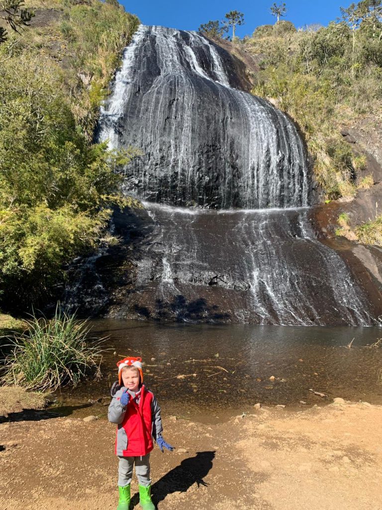 menino de 4 anos em frente cachoeira véu da noiva