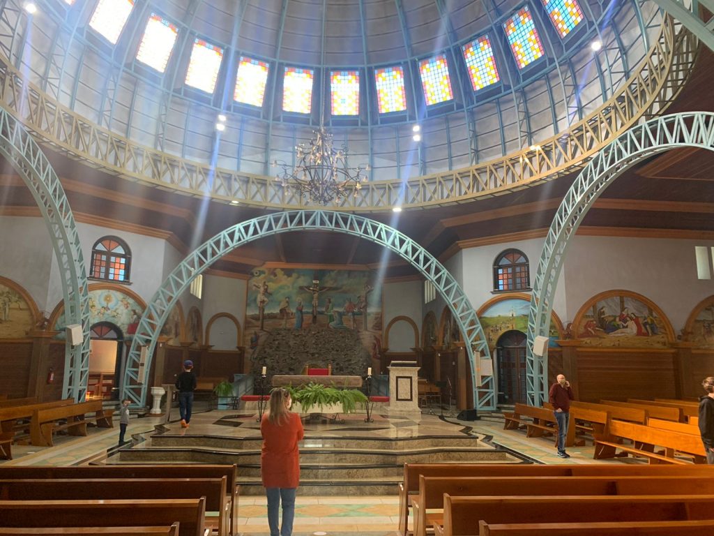 Dentro do Santuário com bancos e cúpula no teto