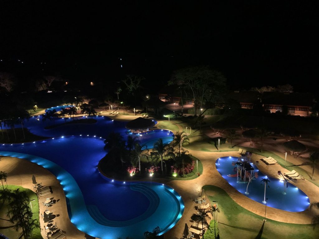 vista noturna das piscinas principais do hotel