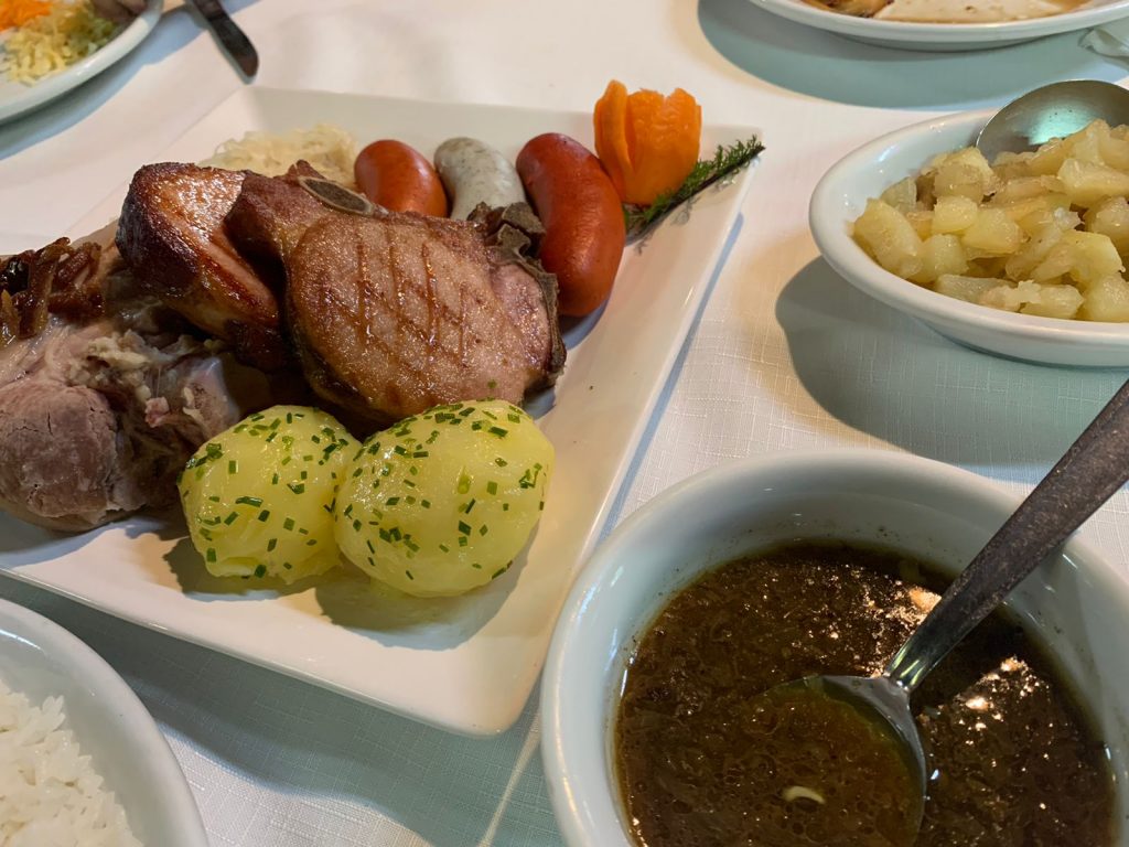Prato típico do Siedlertal com bisteca de porco, salsichas, batatas cozidas molho e acompanhamentos.