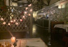 salão de restaurante com divisória com luzes românticas