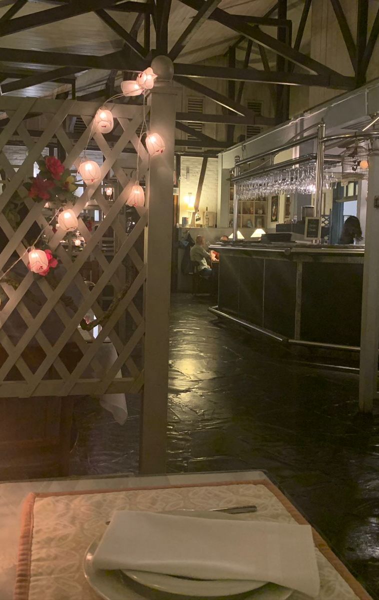 salão de restaurante com divisória com luzes românticas