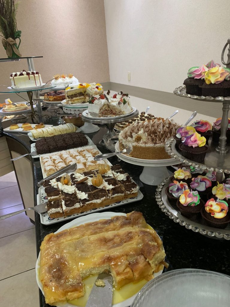 Buffet de tortas, bolos e doces da confeitaria