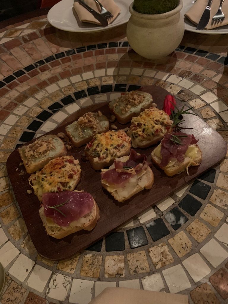 Trio de bruschettas do restaurante La Spezia