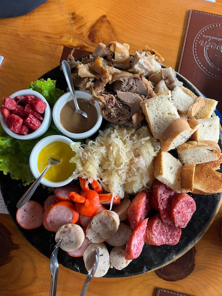 Tábua típica do Bierwein com pedaços de porco, salsichas, chucrutes, molho e acompanhamentos.