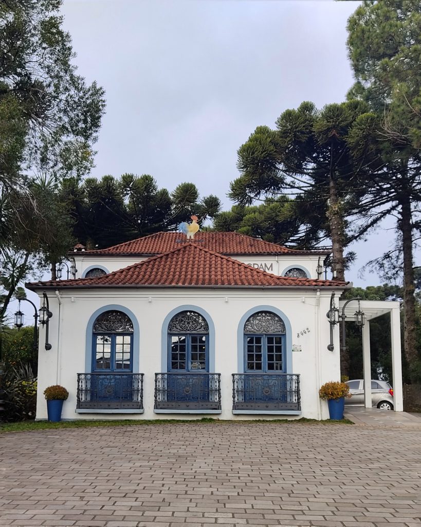 Fachada de casa do museu em branco e azul