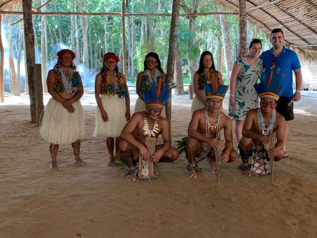 grupo de indigenas com casal de turistas
