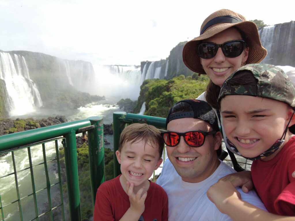 selfie de familia com mae, pai e dois meninos com quedas bem no fundo