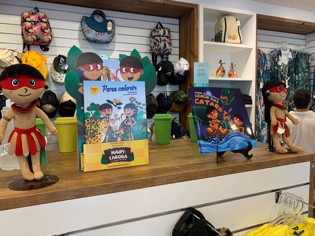 produtos infantis como bolsas e livros para venda na loja do parque