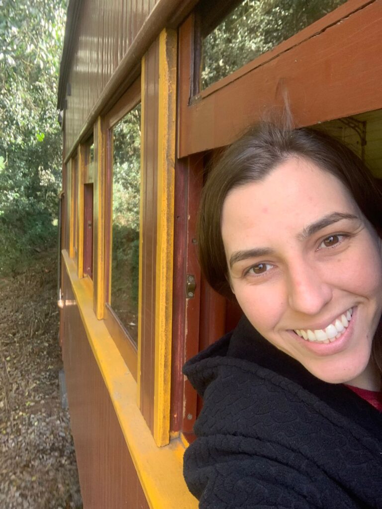 mulher sorrindo em janela de trem