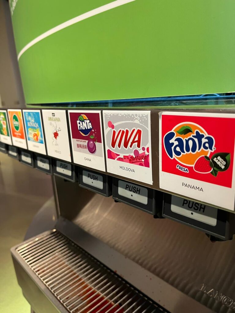 máquina de refrigerante com sabores diversos do mundo