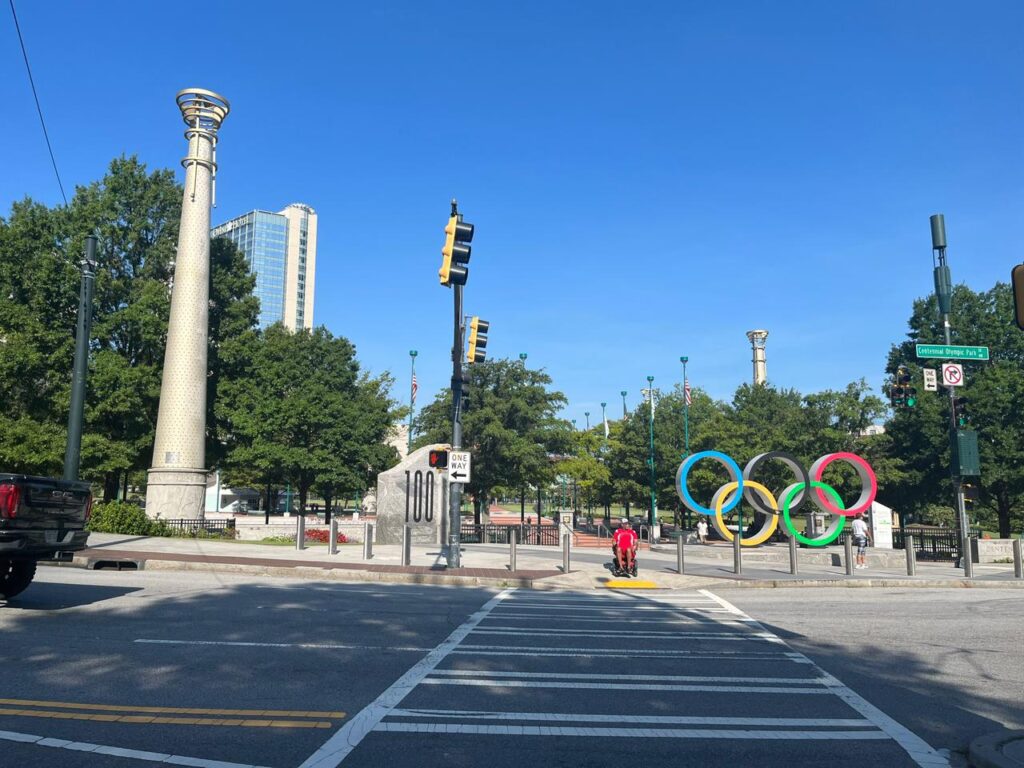 visual de parque com arcos olimpicos