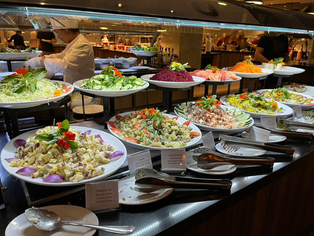 buffet de saladas diversas
