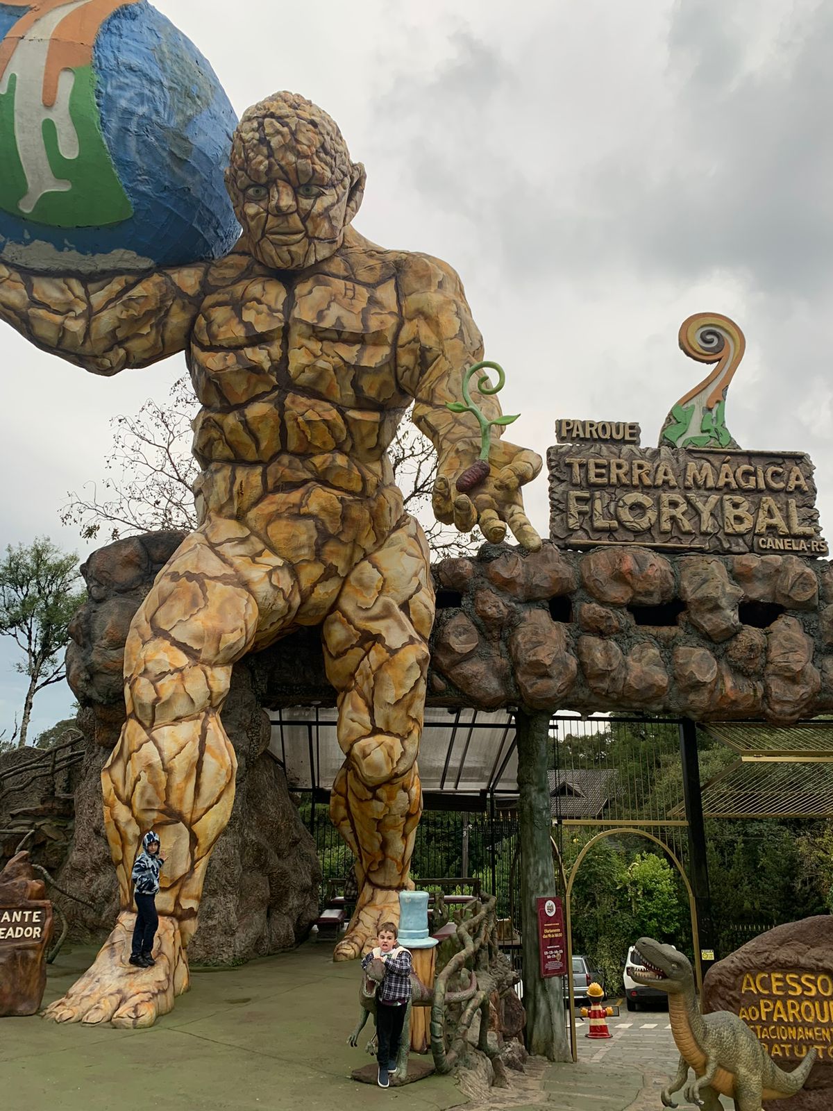 estatua gigante de pedra com fachada do parque florybal