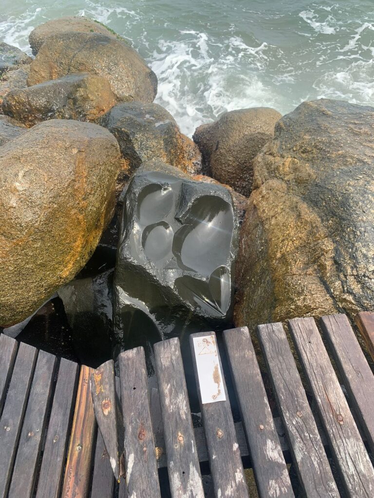Pedra trabalhada ao lado do mar