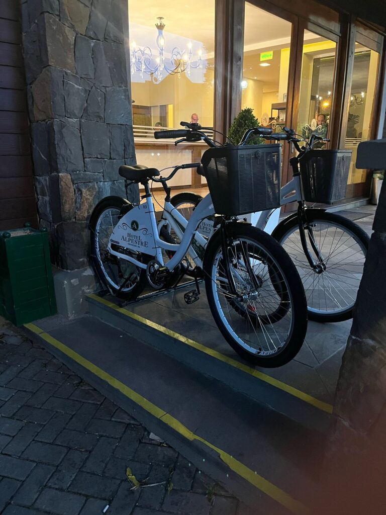 2 bicicletas na entrada do hotel