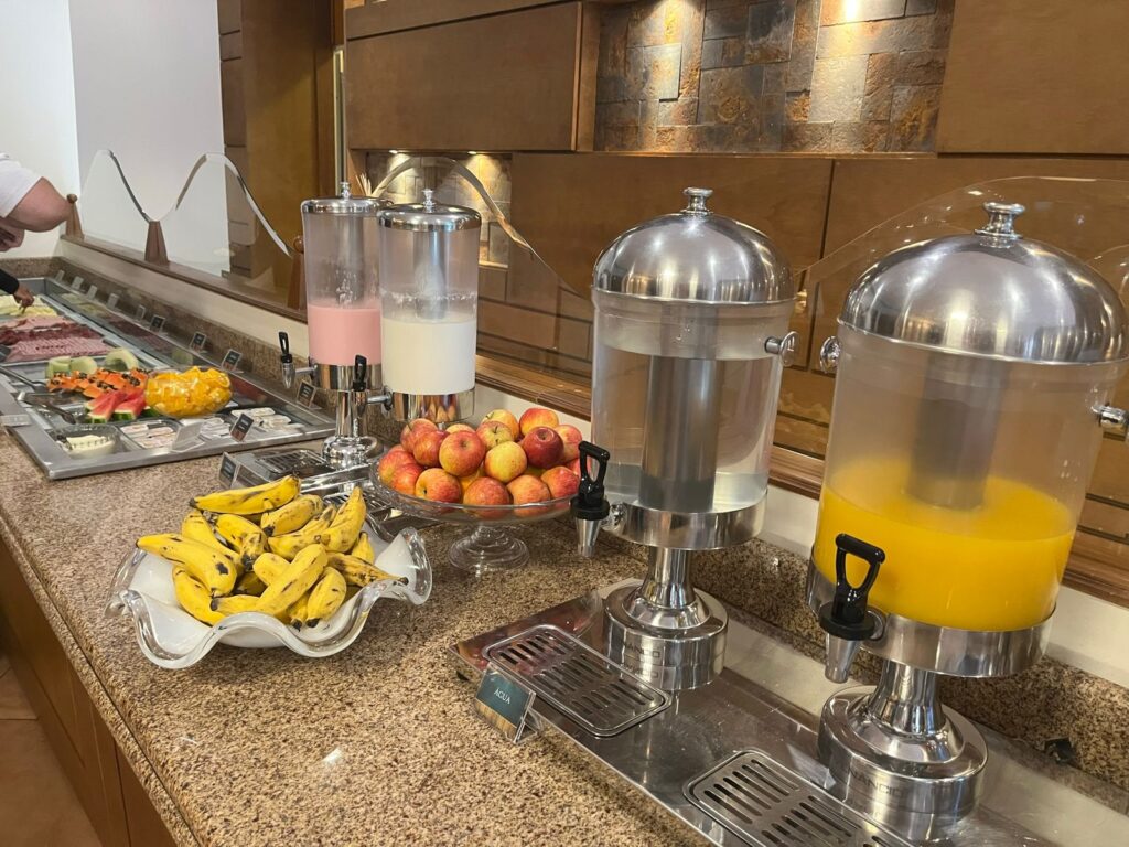 Mesa de sucos e frutas no café da manhã