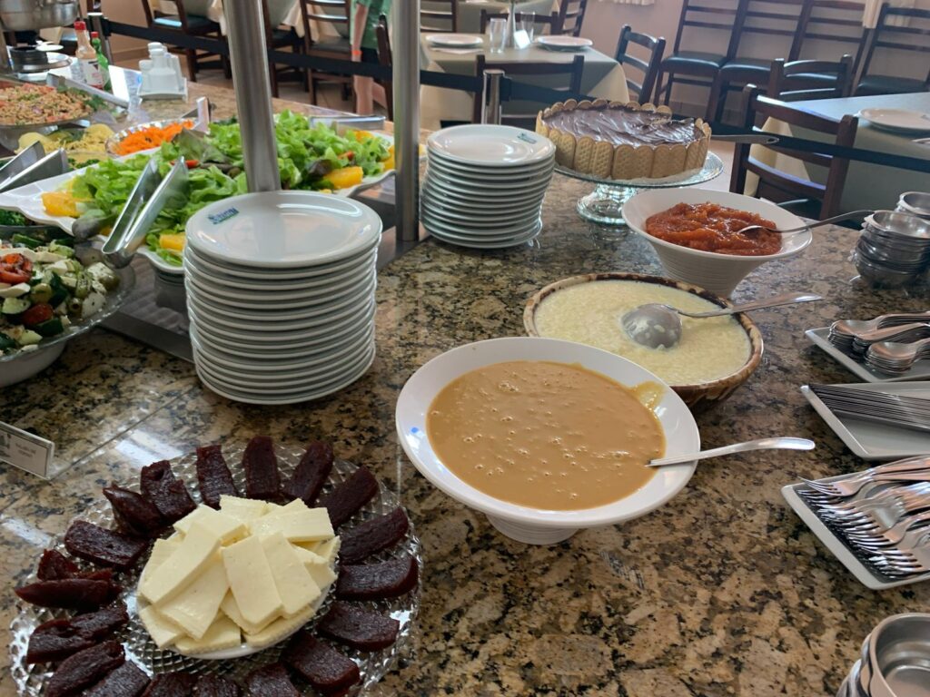 buffet com sobremesas, saladas ao lado