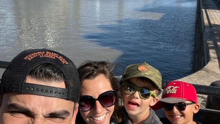 Selfie de familia com puerto madero ao fundo