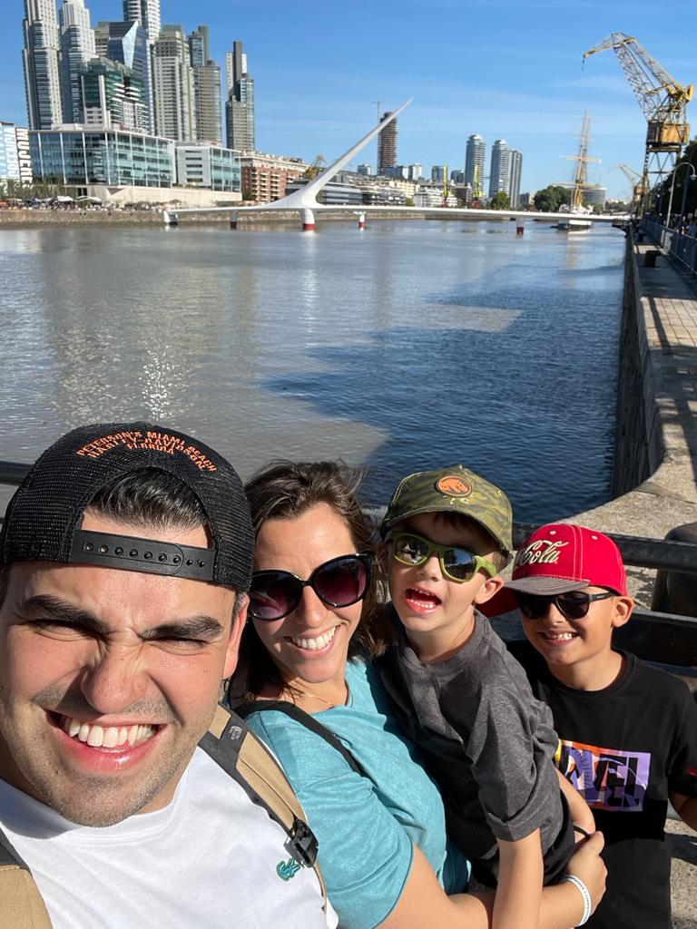 Selfie de familia com puerto madero ao fundo