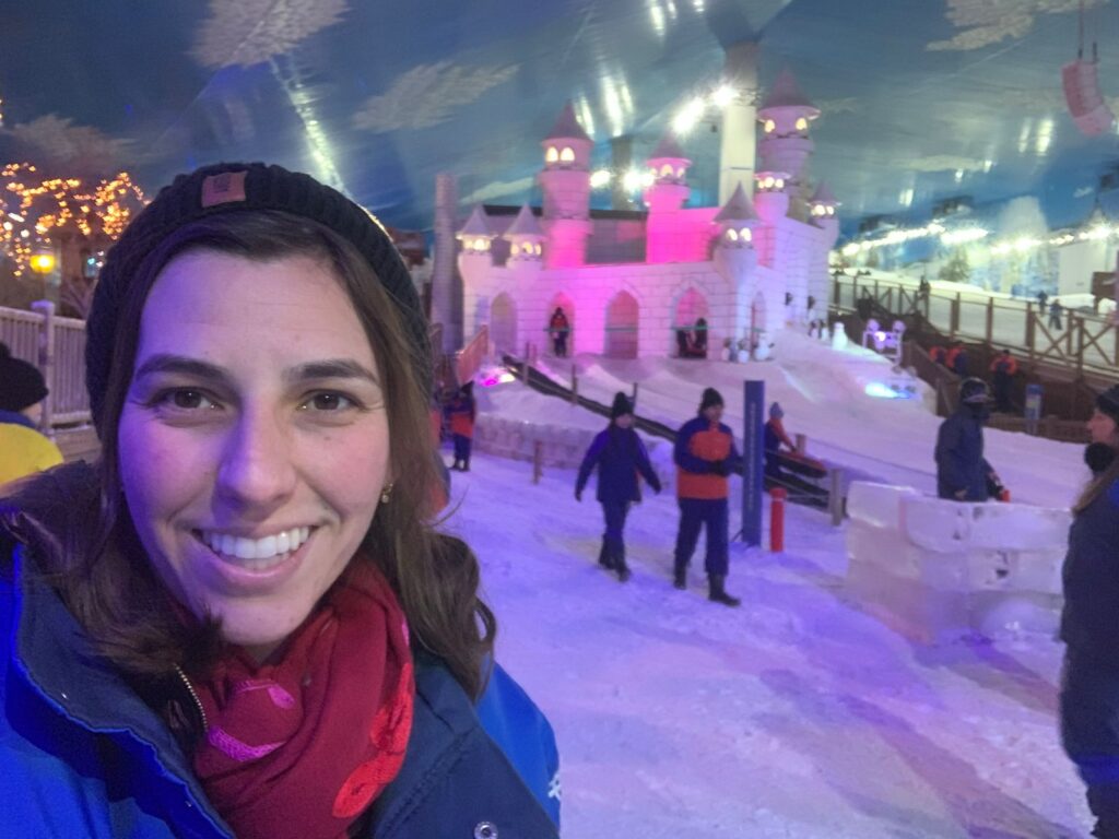 Selfie de mulher com castelo de gelo no fundo