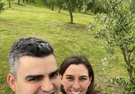 casal em gramado com oliveiras