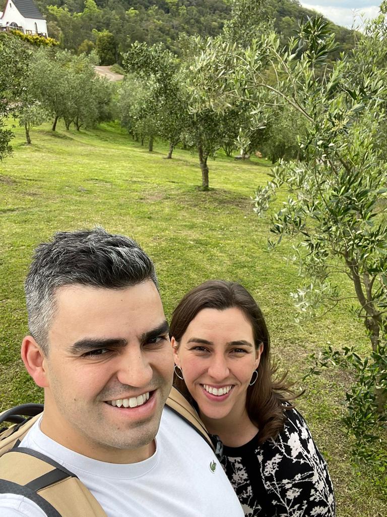 casal em gramado com oliveiras