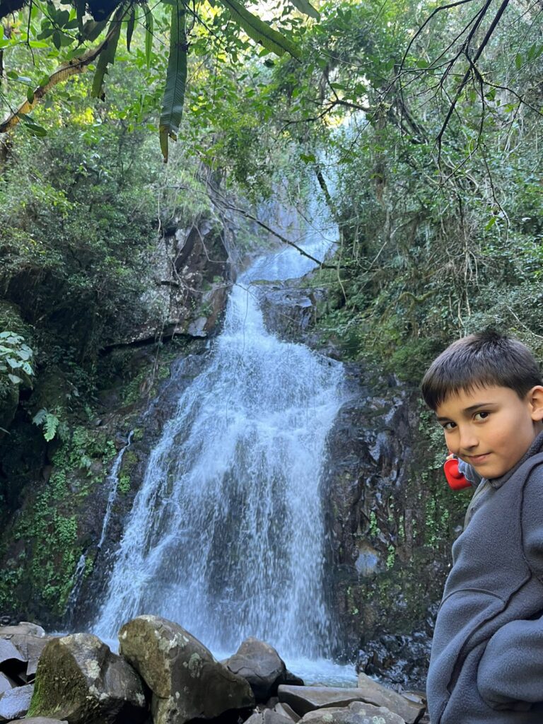 menino com cachoeira